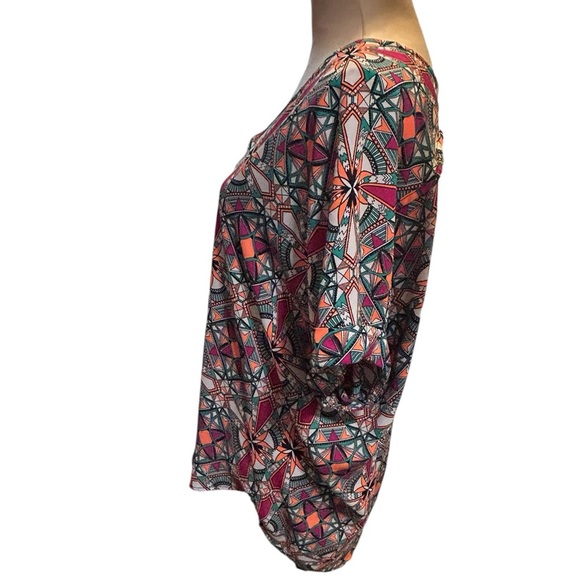 Lush Womens Gray & Multicolored Geometric Pattern Short Sleeve Blouse Size Large - Picture 2 of 9